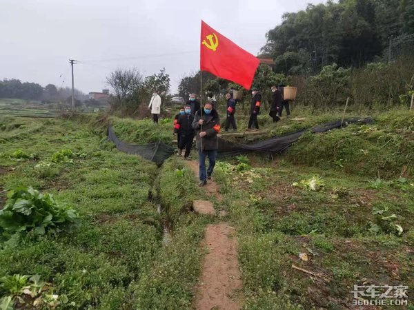 危难面前卡车人迎难而上 泸州合江兄弟连三台车支援武汉30吨蔬菜
