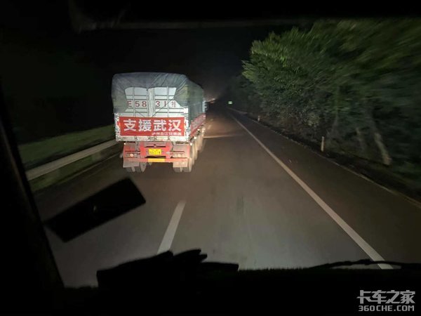 危难面前卡车人迎难而上 泸州合江兄弟连三台车支援武汉30吨蔬菜