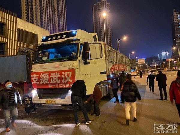 危难面前卡车人迎难而上 泸州合江兄弟连三台车支援武汉30吨蔬菜