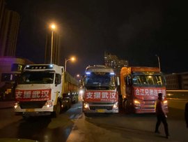 危难面前卡车人迎难而上 泸州合江兄弟连三台车支援武汉30吨蔬菜