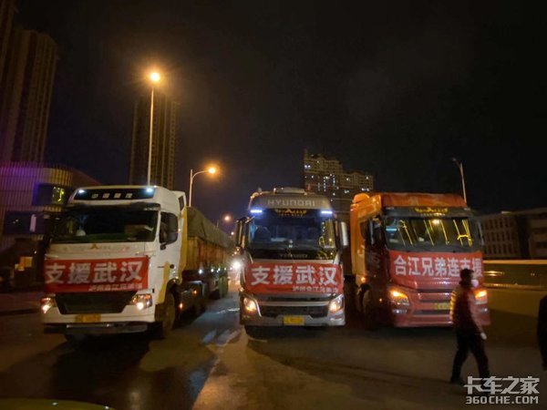 危难面前卡车人迎难而上 泸州合江兄弟连三台车支援武汉30吨蔬菜