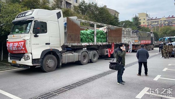 危难面前卡车人迎难而上 泸州合江兄弟连三台车支援武汉30吨蔬菜