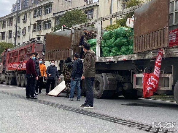 危难面前卡车人迎难而上 泸州合江兄弟连三台车支援武汉30吨蔬菜
