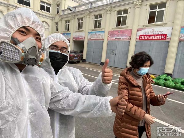 危难面前卡车人迎难而上 泸州合江兄弟连三台车支援武汉30吨蔬菜