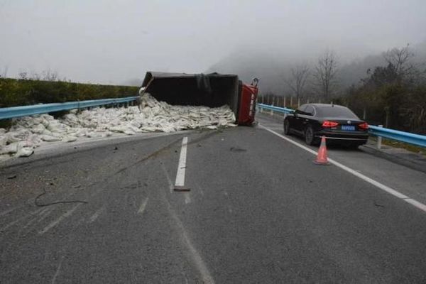 �����෭������һ��&nbsp;·����Ԯ�����飡