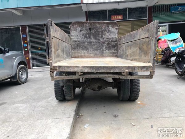 一台将近20年的农村“四不像”拖拉机农用车,是你记忆中的样子吗?