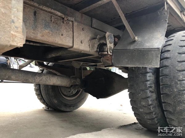 一台将近20年的农村“四不像”拖拉机农用车,是你记忆中的样子吗?