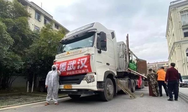 卡友穿着厚厚的防护服 30吨蔬菜送武汉