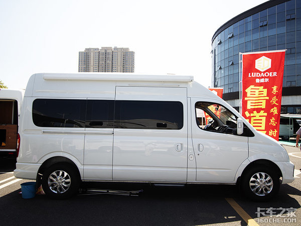 内饰高档！实拍定制版大通V80长轴房车