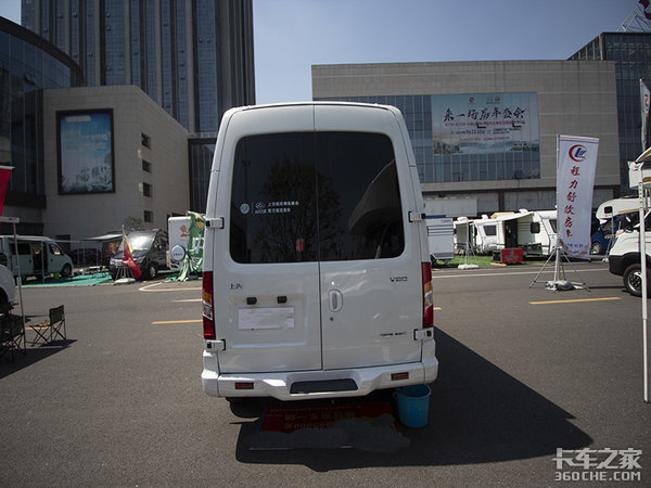 内饰高档！实拍定制版大通V80长轴房车