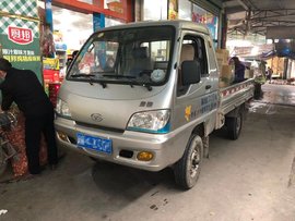 低成本大装载量，唐骏汽车灵活运作于集市，乡镇运输绝对的实力派