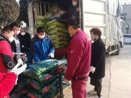想方设法为保证居民蔬菜运输的江淮一家人：共同战“疫” 与爱同行