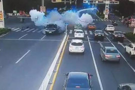 货车爆胎殃及小车，保险赔不赔？看这里就知道了！