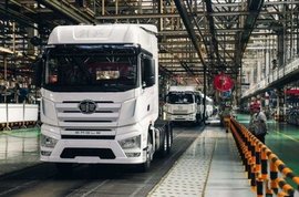 50辆军用卡车雄赳赳气昂昂开进武汉街道,它们到底什么来头?