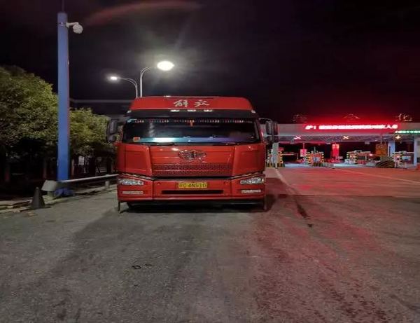 运送紧急物资的大货车在高速路爆胎,瑞金警察接到司机紧急求助