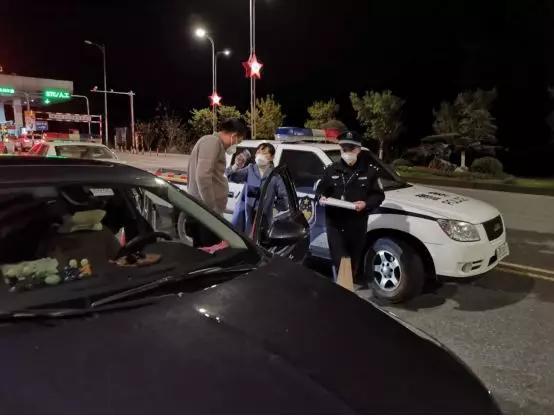 运送紧急物资的大货车在高速路爆胎,瑞金警察接到司机紧急求助