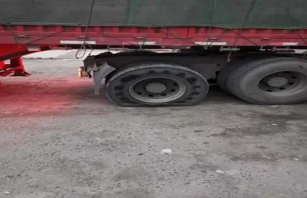 运送紧急物资的大货车在高速路爆胎,瑞金警察接到司机紧急求助