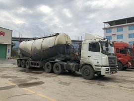 低顶牵引车+水泥粉罐经典搭配,在这里拉水泥的车为啥只认华菱?