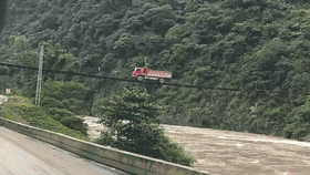 大货车上吊桥走钢丝 老司机的车技过人