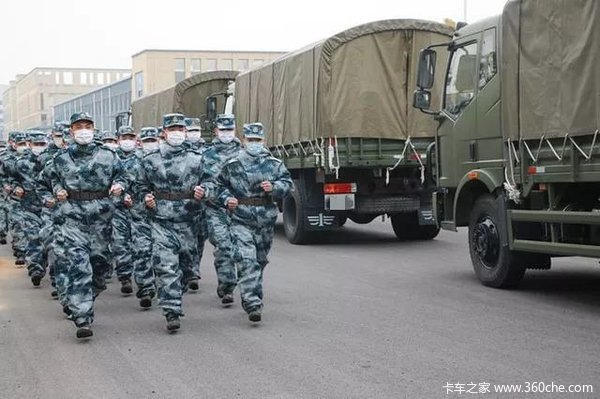 【解放疫报】解放军运输武汉市民生活物资，解放军车协同配送