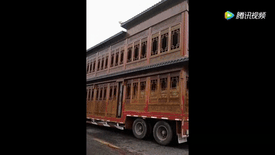 路人拍下神奇一幕,大货车不见车厢,光一个驾驶室在路上飘?