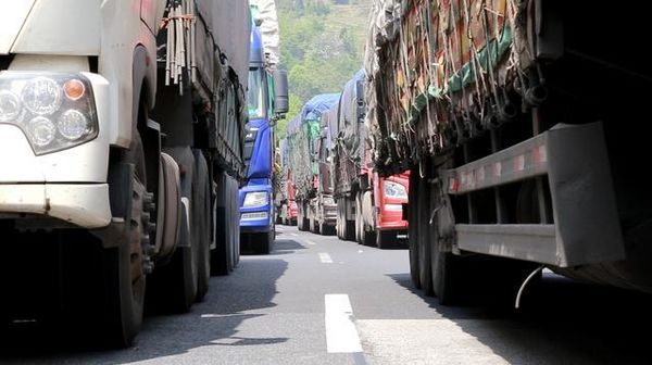 大货车挂断一根树枝赔偿38万?在货运江湖,生活比你想象的残酷