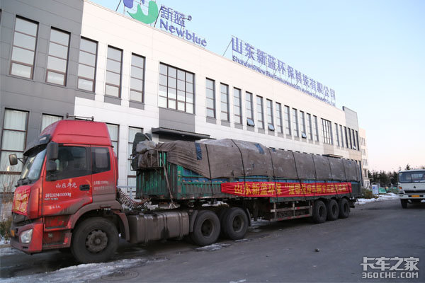 新蓝捐赠130吨尿素液支持援鄂物资车辆