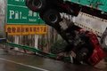 在濮阳高速路上，一辆大货车在雨中侧翻