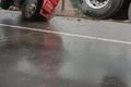 在濮阳高速路上，一辆大货车在雨中侧翻