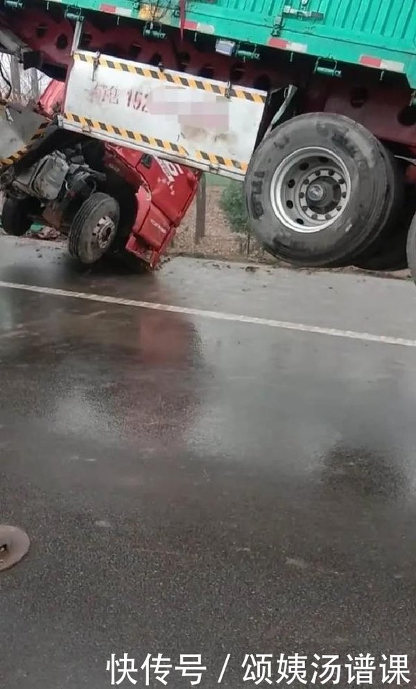 ���������·�ϣ�һ������������в෭