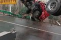 在濮阳高速路上，一辆大货车在雨中侧翻