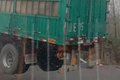 在濮阳高速路上，一辆大货车在雨中侧翻