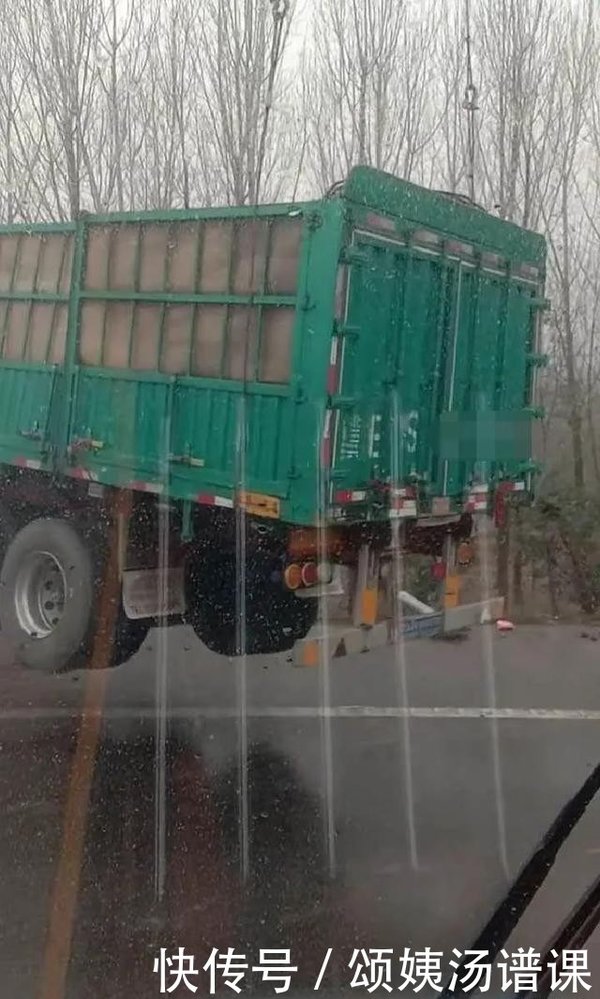 ���������·�ϣ�һ������������в෭