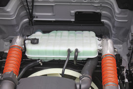 卡车小百科(10):你以为膨胀水箱只是用来装冷却液的么? 大错特错!