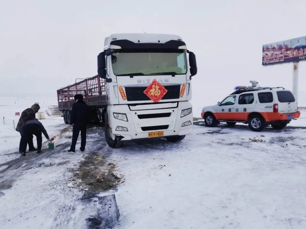 都说货车司机怕路政 你知道路政到底是做什么的吗复工货车故障被困 路政及时伸出援手