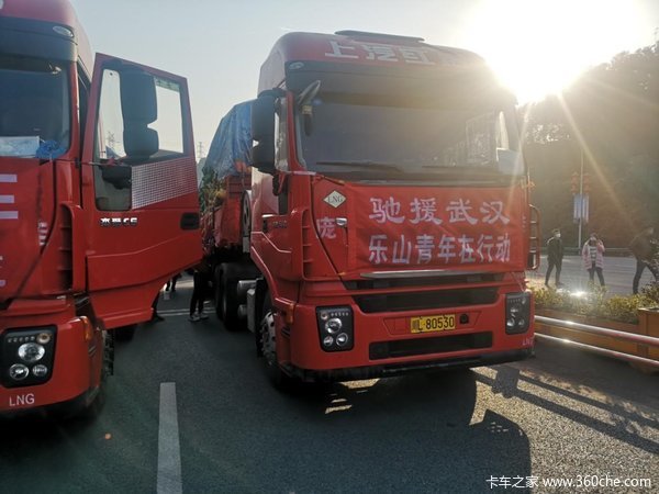 平时“沉默路人”,战时“公路英雄”,我们欠卡车司机一个热搜!