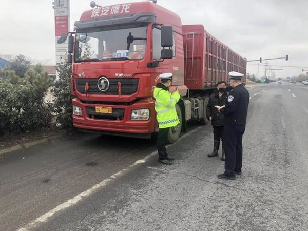 C3照敢开半挂货车？准驾车型不符被查处