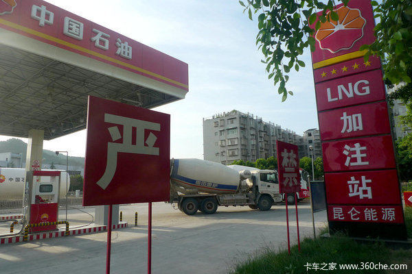 国六阶段买LNG重卡划算吗？和柴油车比有啥区别？老司机帮你指点一下