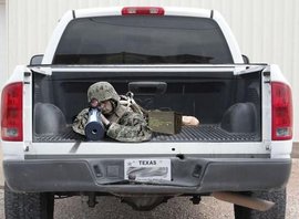 国外车主在皮卡后车厢贴上了3D贴纸, 最后一个很容易就被骗