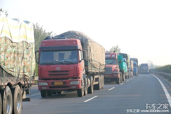 疫情中的网红卡车司机都在干什么？有人享受生活，有人埋头苦干