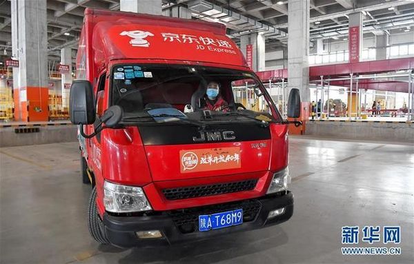 向她们致敬 走进货运女司机的卡车生活