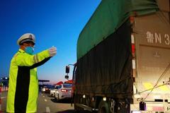 ���������� ɽ�������¹�ͬ���½��˳�