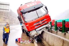 ɽ����������ˮ��ǽ������ զ������