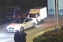 ����׷β�µ� Ů�����ְ�ײ������ĳ�