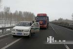 货车坏在高速公路上 民警火速赶到帮忙