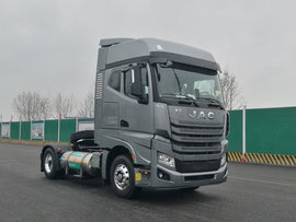 440马力侧置双气瓶 格尔发K7 4X2牵引车能否成为快递运输新选择?