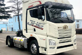 告别“背书包”!4x2解放JH6牵引车不仅把气瓶侧置,还用AMT变速箱