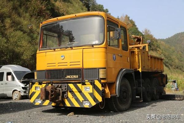 超級少見！黃河牌的JN3261公鐵兩用卡車
