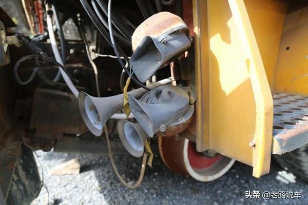 超級少見！黃河牌的JN3261公鐵兩用卡車
