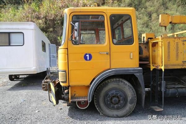 超級少見！黃河牌的JN3261公鐵兩用卡車